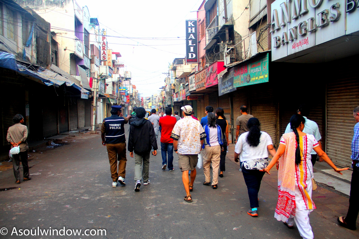 the-heritage-walk-participants-at-laad-bazar