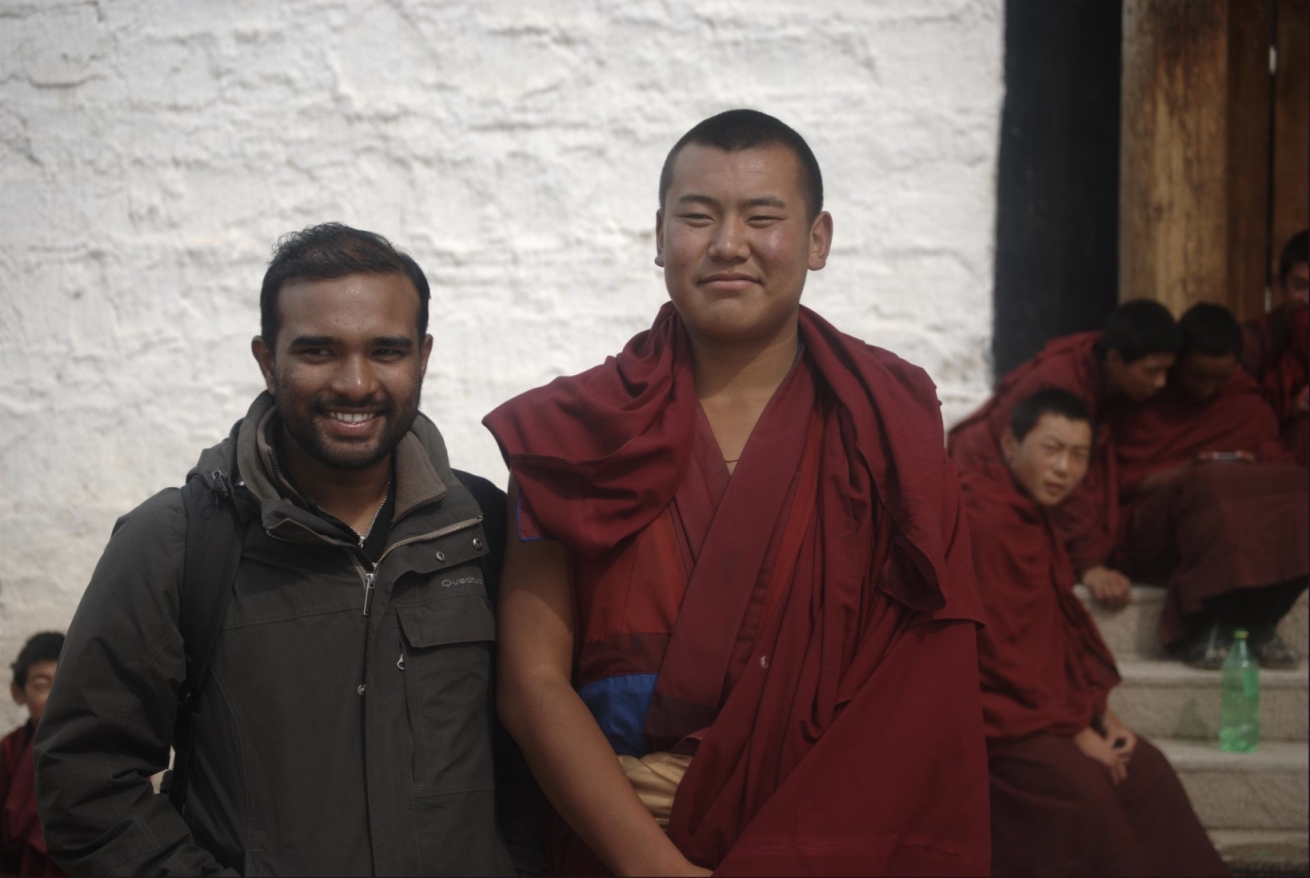 Afternoon discussions with a happy monk - Labrang
