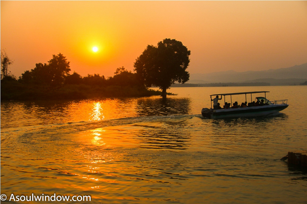 Sunrise boat ride in Satpura on Denwa river